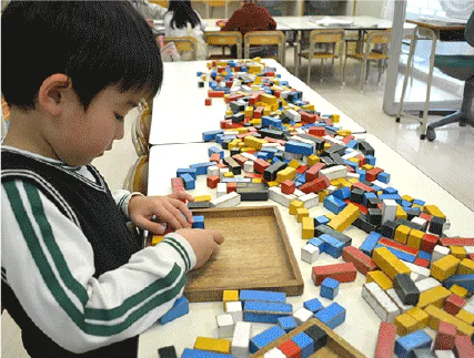 男の子が積み木で遊んでいる